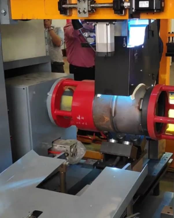 Automatic circumferential welding machine joining the two halves of a cylinder shell